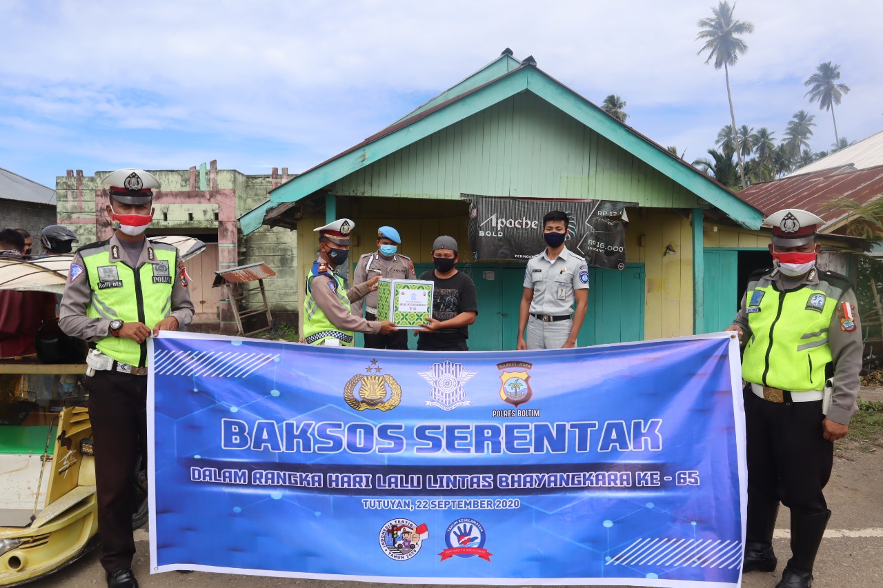 Gelar Bakti Sosial, Satlantas Polres Boltim Bagikan Sembako ke Pengendara