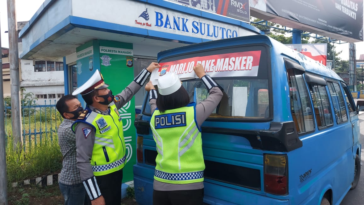 Ditlantas Polda Sulut Pasang Stiker Imbauan Pakai Masker di Angkutan Umum