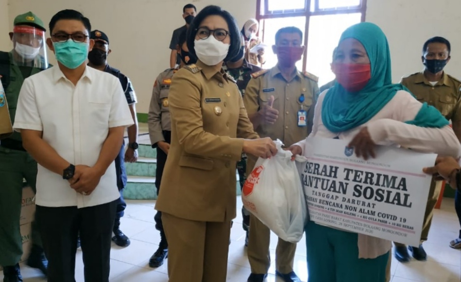 Bupati Bolmong Serahkan Bantuan Pangan ke Warga Terdampak Pandemi Corona