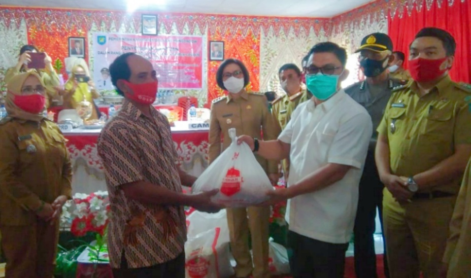 Ketua DPRD Bolmong Dampingi Bupati Serahkan Bantuan Tahap IV