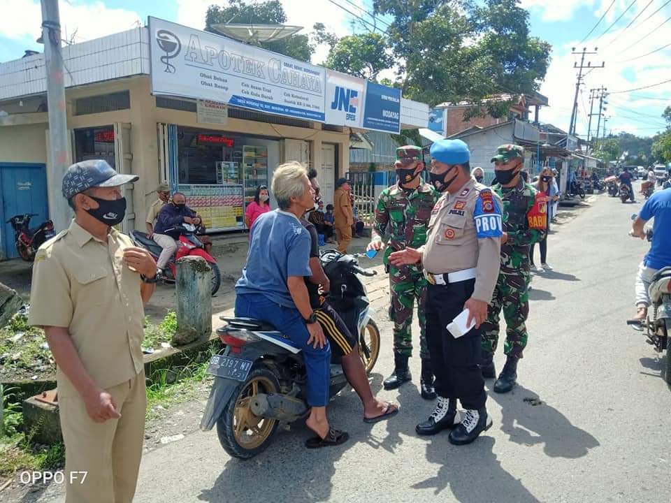 Koramil Dan Polsek Modayag Bagikan Masker ke Warga