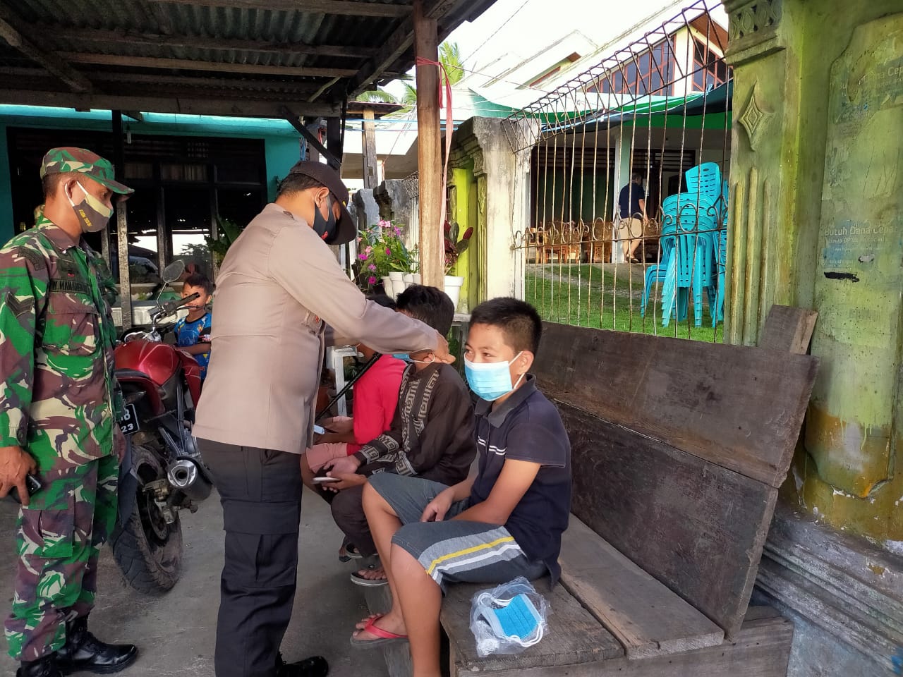 Bersinergi Cegah Corona, Polres Boltim dan Kodim 1303 BM Terus Bagikan Ribuan Masker