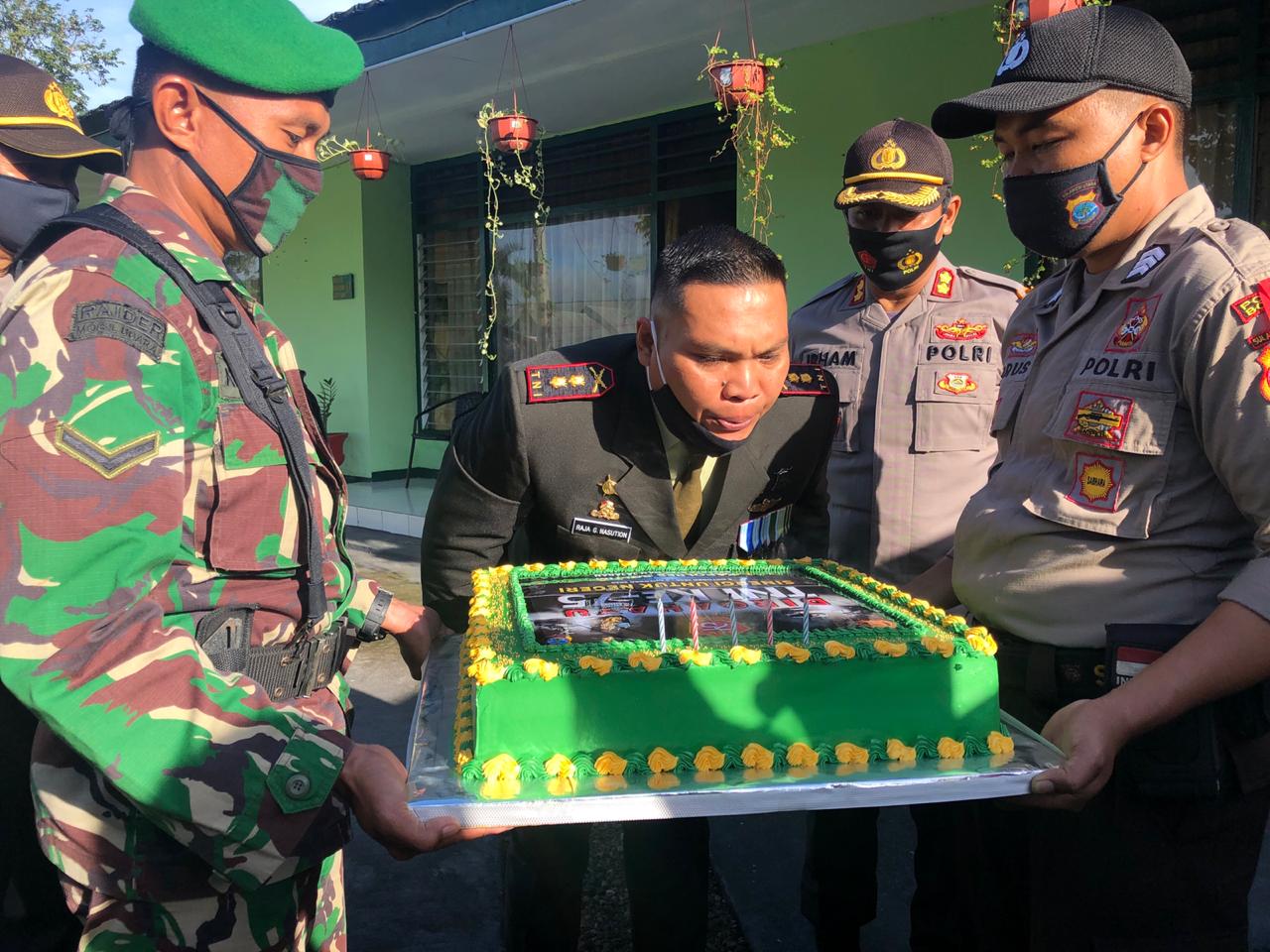 Polres Boltim Beri Kejutan Ulang Tahun TNI Ke Dandim 1303 Bolmong