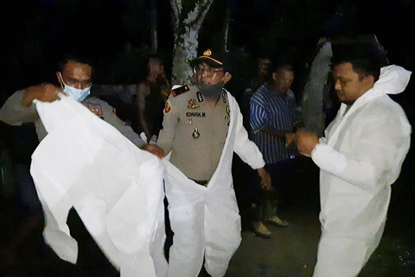 Kapolsek Tamako Makamkan Jenazah Reaktif Covid-19 yang Sempat Ditolak Warga Covid-19