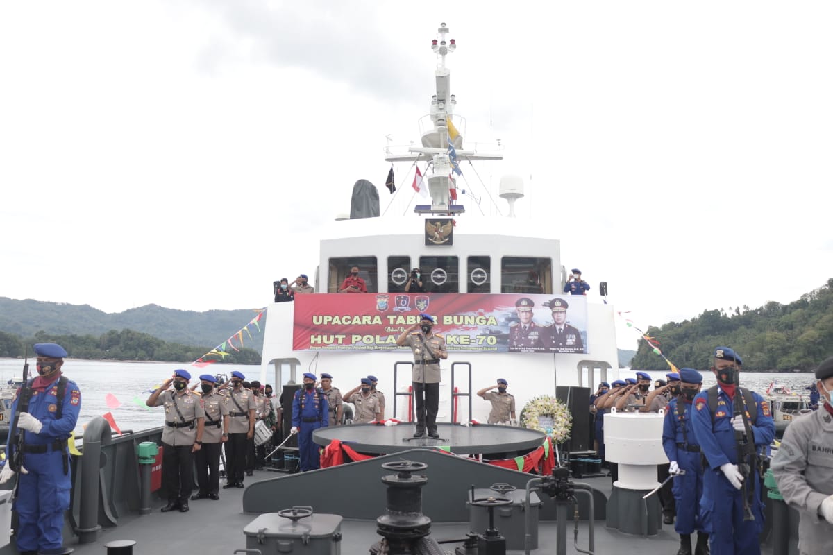 Kapolda Sulut Pimpin Upacara Tabur Bunga di Perairan Selat Lembeh Bitung upacara