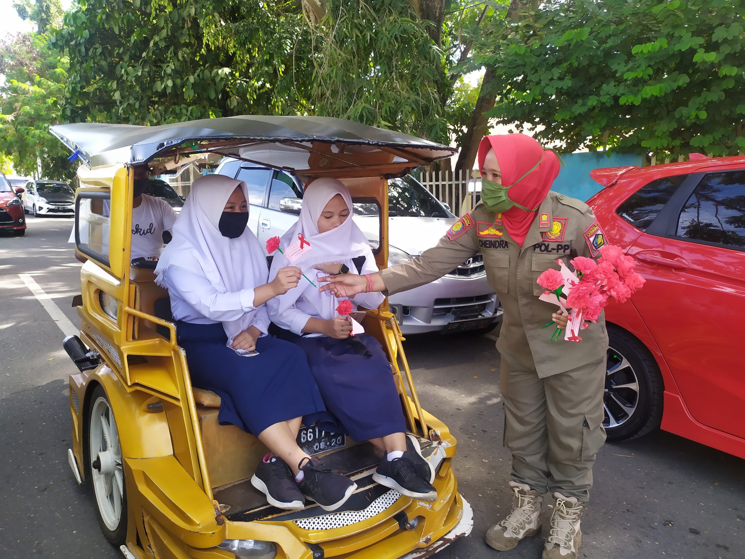 Hari AIDS, Pemkot Kotamobagu Bagikan Bunga dan Pita Merah Hari AIDS