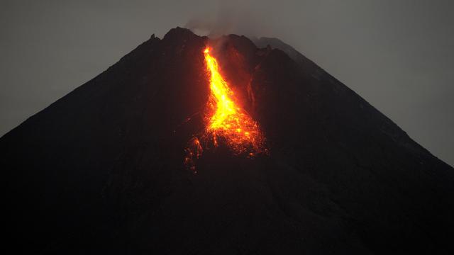 Gunung Merapi keluarkan awan panas dan lava Gunung Merapi