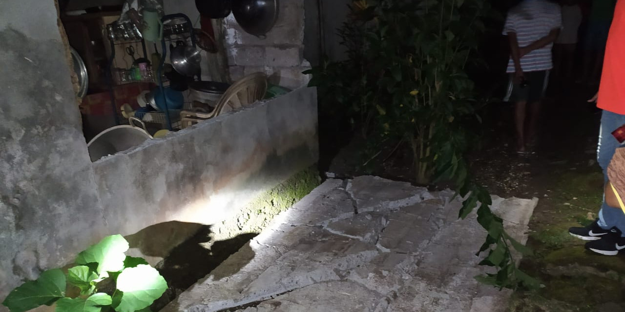 Tembok belakang salah satu rumah warga roboh akibat gempa berkekuatan magnitudo 7,1, Kamis (21/01/2021) pukul 20.23 Wita.(Foto: BPBD Kabupaten Kepulauan Talaud) Gempa Bumi
