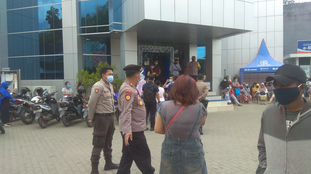 Kerumunan Orang di Bank BRI Kotamobagu Dibubarkan Polisi Kerumunan