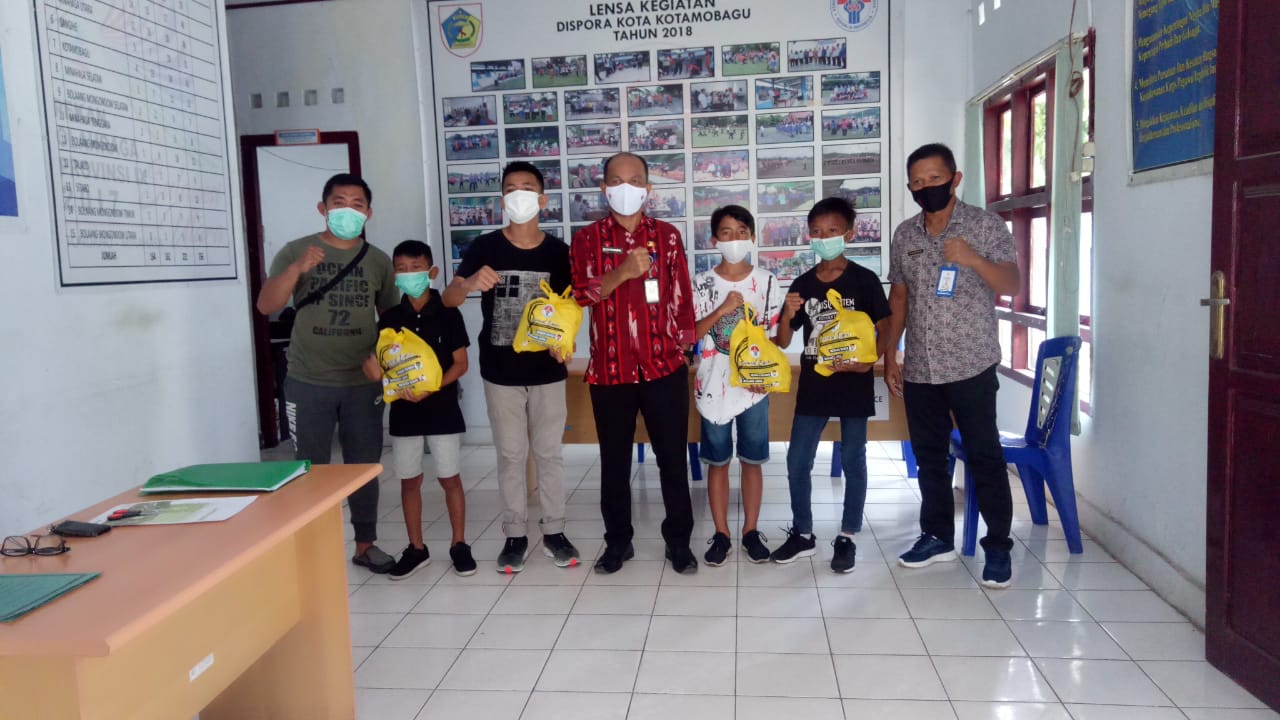 Alat pelindung diri bagi atlet dan pelatih olahraga di Kotamobagu APD