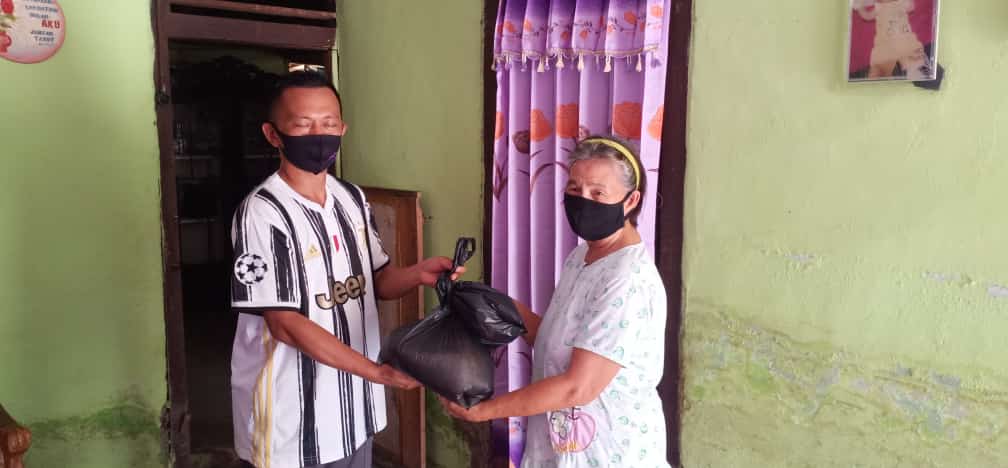 Bantu Warga Kurang Mampu, Gusri Lewan Bagikan Sembako Sembako