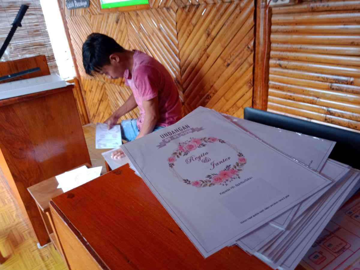 Percetakan undangan milik Sumantri Ismail, warga Desa Moyag, Kecamatan Kotamobagu Timur. Bisnis