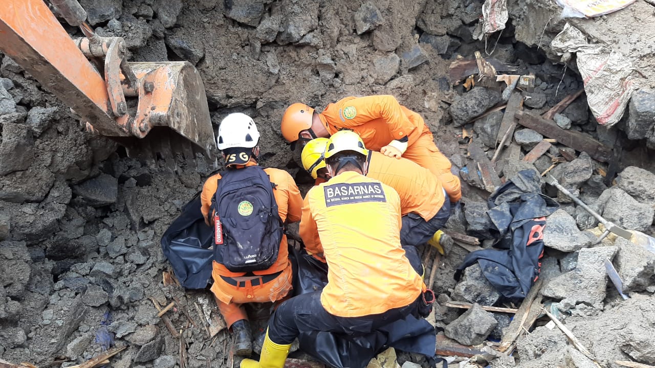 Satu Korban Lagi Ditemukan Tertimbun Longsor di Manado Banjir dan Tanah Longsor Manado