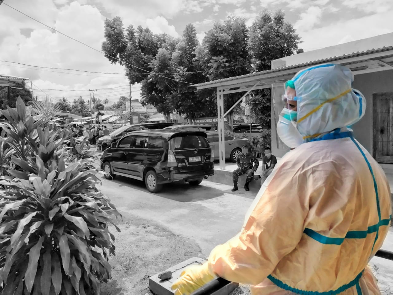 Seorang tenaga kesehatan di Puskesmas Motoboi Kecil, Kotamobagu, memakai alat pelindung diri lengkap. Protokol Kesehatan