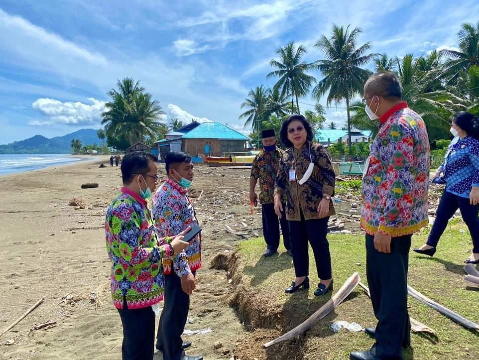 Pemda Bolmut Dan Bappeda Provinsi Tinjau Lokasi Abrasi Pantai Pinogaluman Abrasi