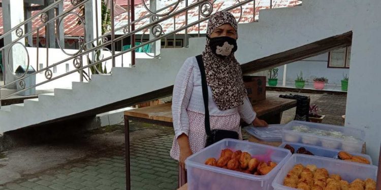 Jualan Kue Keliling, Hasna Mampu Sekolahkan Anak ke Perguruan Tinggi Jualan Kue
