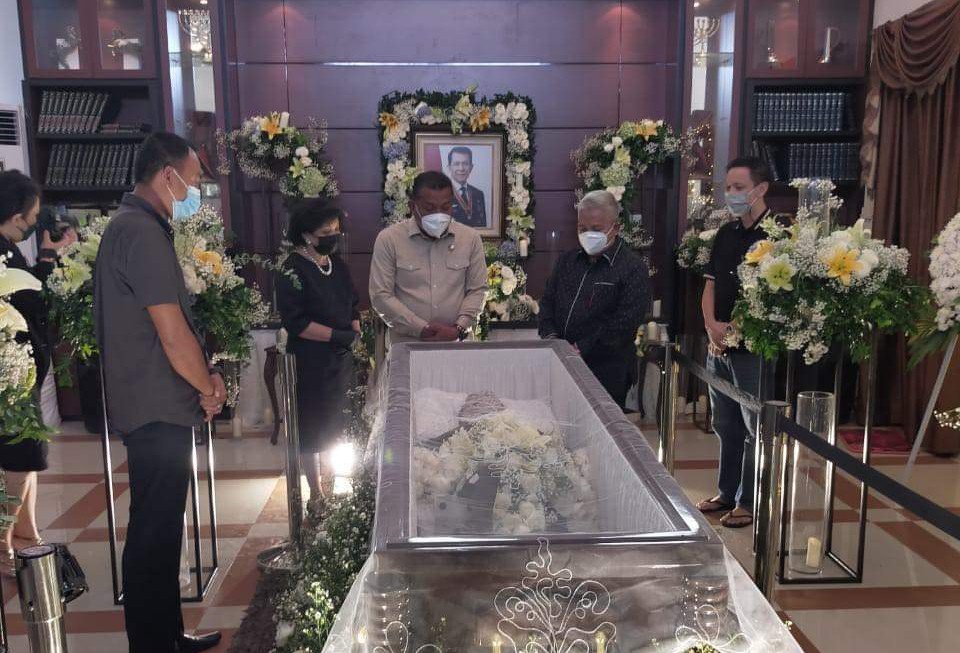 Bupati dan Wabup Bolmut Melayat ke Rumah Duka Mendiang SHS SHS