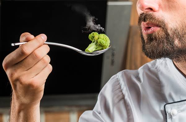 Jangan Meniup Makanan Panas! ini Alasannya bagi Kesehatan Maniup Makanan Panas