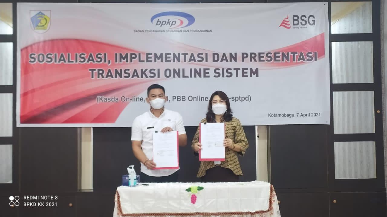 Kepala Badan Pengelola Keuangan Daerah (BPKD) Kotamobagu dan Pimpinan Cabang Bank SulutGo (BSG) Kotamobagu melakukan penandatanganan perjanjian kerjasama Paytroll System, Rabu (7/4/2021). Gaji ASN