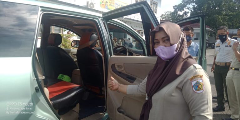 Asisten II Kotamobagu saat menunjukkan keberadaan tempat sampah di Kendaraan Dinas yang dipakai olehnya Tempat sampah