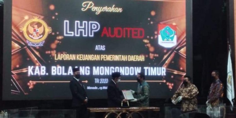 Bupati Boltim Sam Sachrul Mamonto saat menerima predikat WTP dari BPK RI Perwakilan Sulut WTP