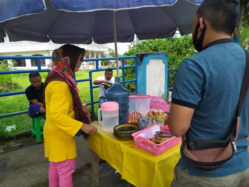 Lapak nasi kuning Ibu Lona Kadir, yang terletak di depan gedung Bobakidan, Kelurahan Kotabangon Lapak nasi kuning Ibu Lona Kadir, yang terletak di depan gedung Bobakidan, Kelurahan Kotabangon