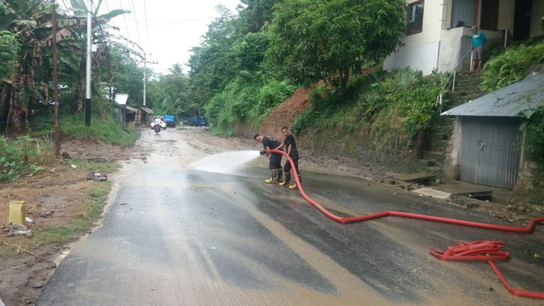 Material Longsor di Kotmaobagu Dibersihkan Marerial Longsor