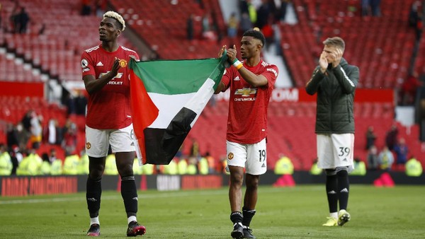 Paul Pogba dan Amad Diallo Kibarkan Bendera Palestina di Old Trafford Bendera Palestina