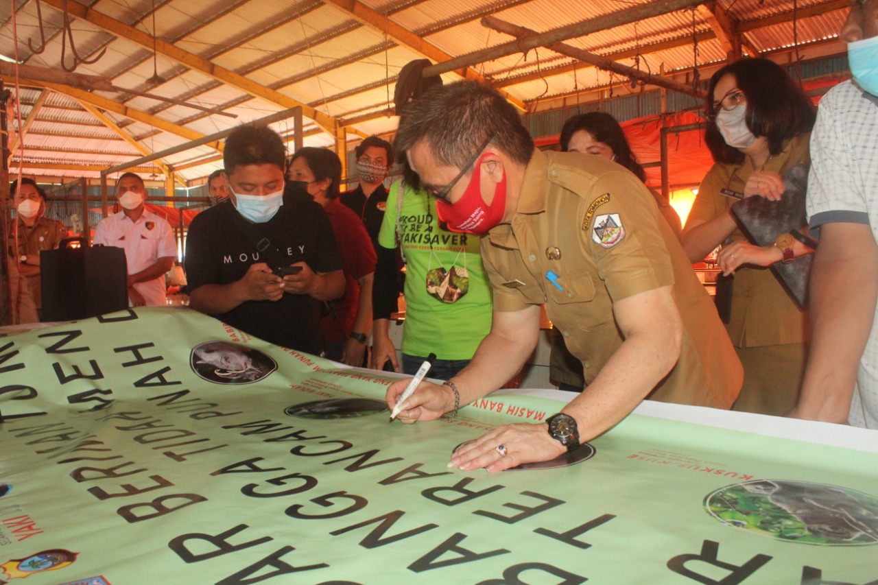 Deklrasi komitmen bersama tidak lagi menjual daging satwa liar di Pasar Tomohon. (Foto: Yayasan Selamatkan Yaki Indonesia) Pasar Beriman Tomohon