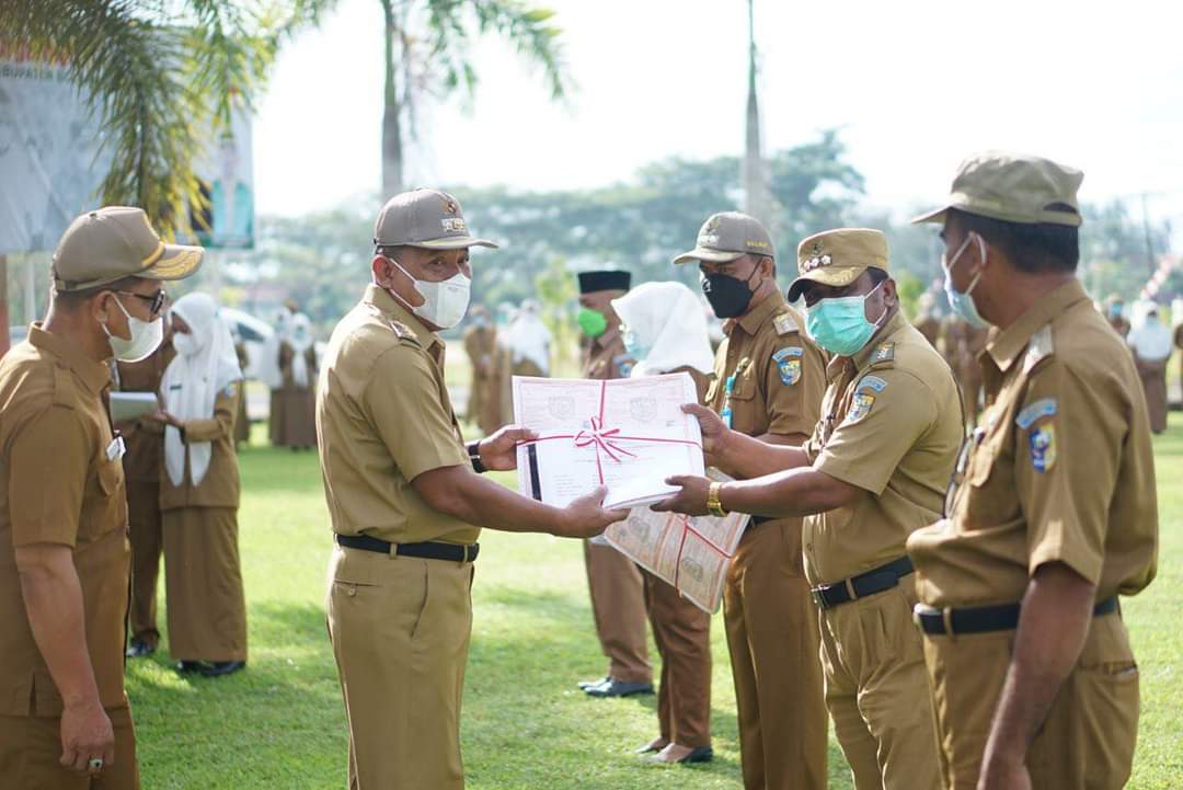 Bupati Bolmut Serahkan SPPT Dan DHKP Perpajakan ke Para Camat Bupati Bolmut Serahkan SPPT Dan DHKP Perpajakan ke Para Camat