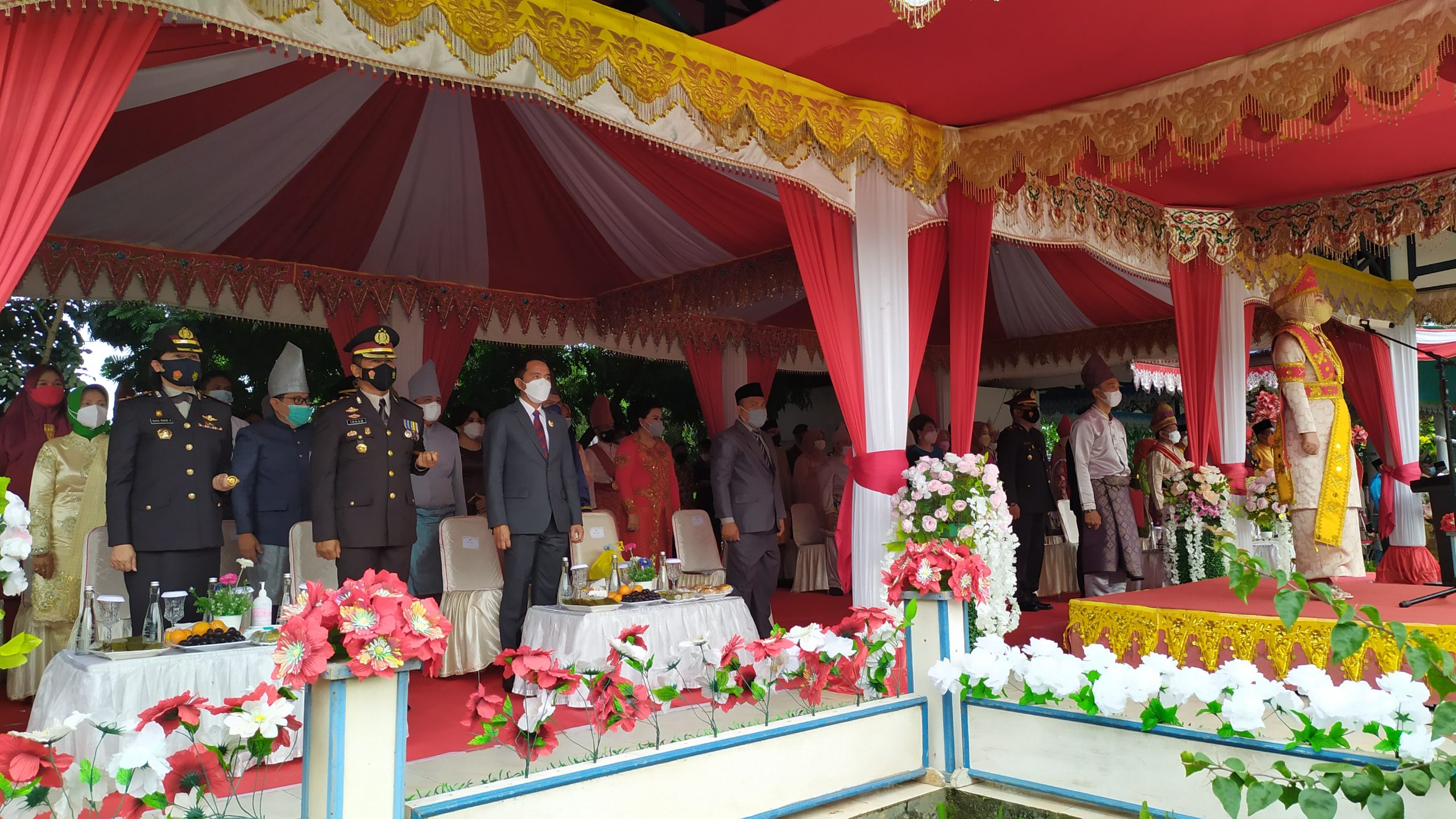 Bupati Boltim bersama Kapolres Boltim dan unsur Forkopimda Kotamobagu hadir dalam upacara peringatan HUT Kotamobagu ke-14 tahun. Bupati Boltim bersama Kapolres Boltim dan unsur Forkopimda Kotamobagu hadir dalam upacara peringatan HUT Kotamobagu ke-14 tahun.