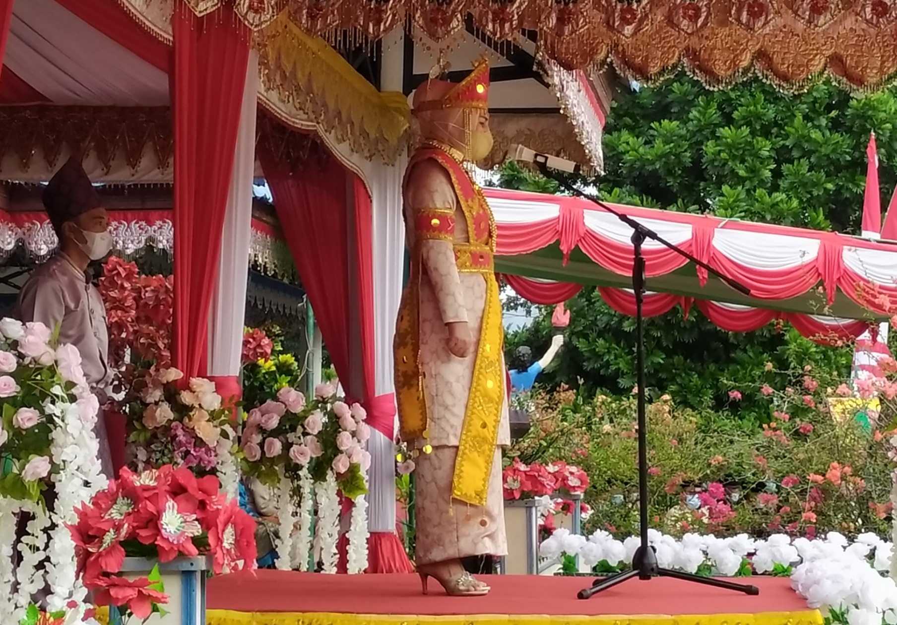 Wali Kota Kotanobagu, Tatong Bara memakai baju adat di peringatan HUT Kotamobagu. Wali Kota Kotanobagu, Tatong Bara memakai baju adat di peringatan HUT Kotamobagu.