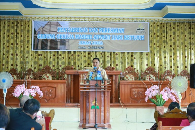 Bupati Boltim, Sam Sachrul Mamonto saat memberikan sambutan pemerintah pada peresmian Gereja Advent di Desa Atoga Timur Bupati Boltim, Sam Sachrul Mamonto saat memberikan sambutan pemerintah pada peresmian Gereja Advent di Desa Atoga Timur