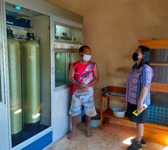 Petugas Dinkes Kotamobagu saat melakukan pemeriksaan kelayakan air minum isi ulang di salah satu depot yang ada di Kotamobagu. Air Minum Isi Ulang