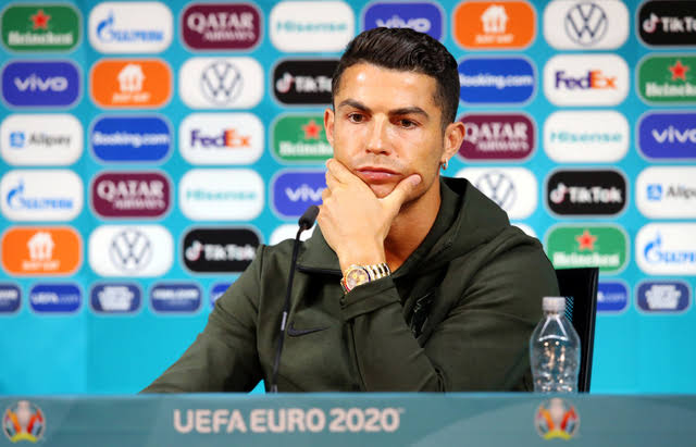 WHO Puji Aksi Ronaldo yang Singkirkan Coca-Cola dan Memilih Air Putih Cristiano Ronaldo