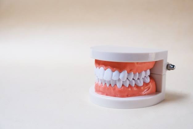 5 Cara Memutihkan Gigi Secara Alami Gigi