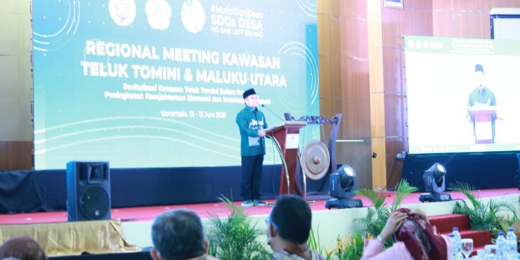 Bupati-Sam-Sachrul-Mamonto-mendengarkan-pembacaan-naskah-deklarasi-pembentukan-konsorsium-Teluk-Tomini-dan-Maluku-Utara-Rektor-UNG-Dr-Ir-Eduart-Wolok-ST-MT.-1-750x375