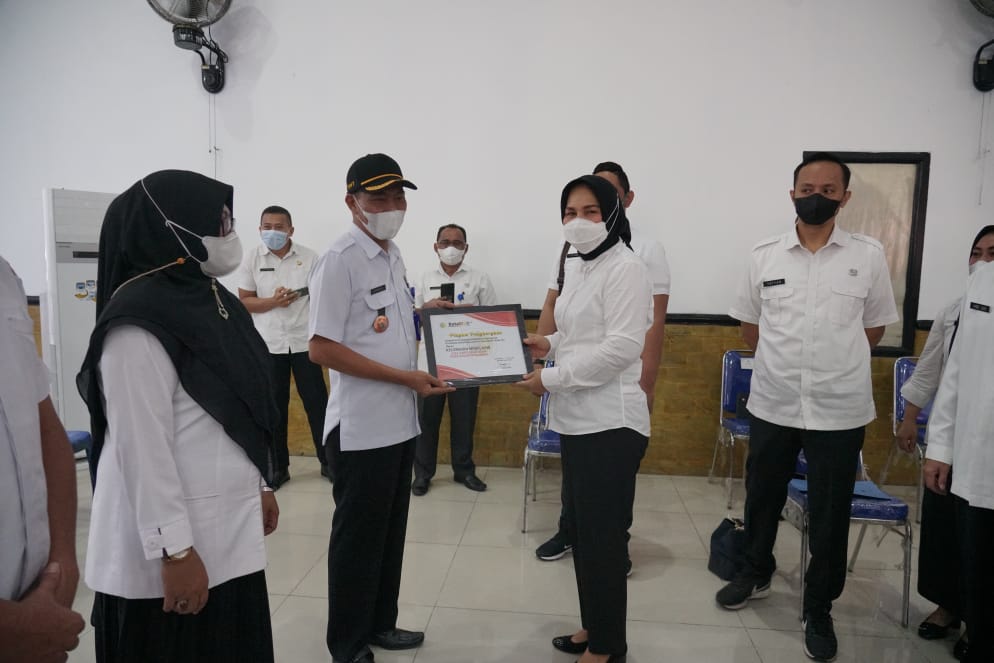 Wali Kota Kotamobagu saat menyerahkan piagam penghargaan kepada Lurah Mogolaing yang berhasil meraih juara pada Kotamobagu Award 2021. Kotamobagu Award