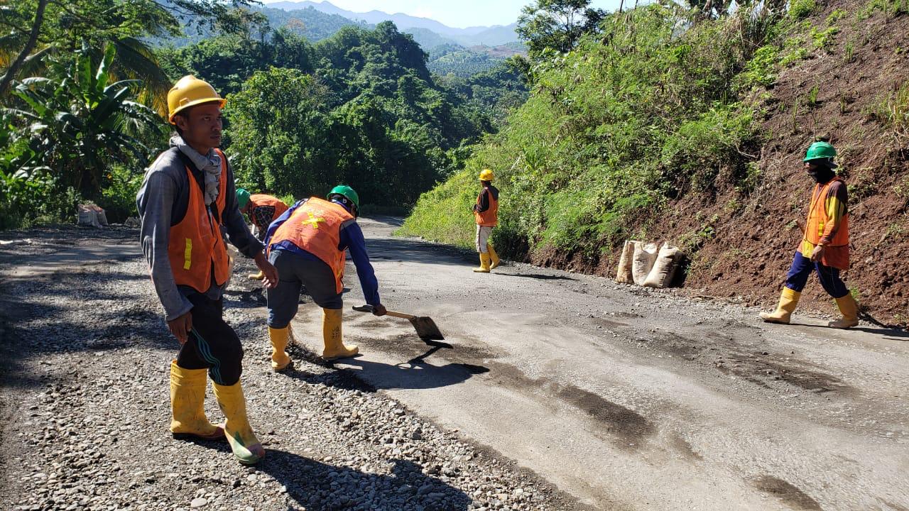 Bantu Warga, PP Persero Tbk Bersihkan Akses Transportasi di Wilayah Bolmong