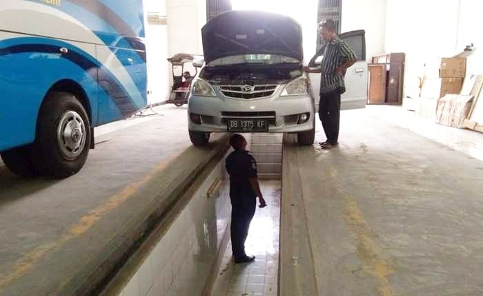 Petugas di Balai Pengujian Kendaraan milik Pemkot Kotamobagu sedang melakukan uji kelayakan kendaraan. Uji Kelayakan Kendaraan