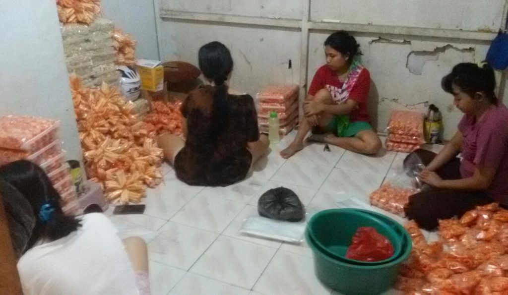 Buka Bisnis Kerupuk, Joan Raup Omzet Hingga Rp 2 Juta Dalam Sehari Omzet