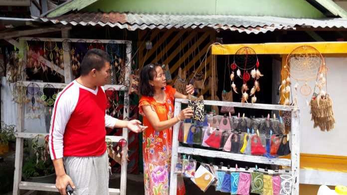 Sahrini Sulap Karung Goni Jadi Produk Bernilai Enokomis