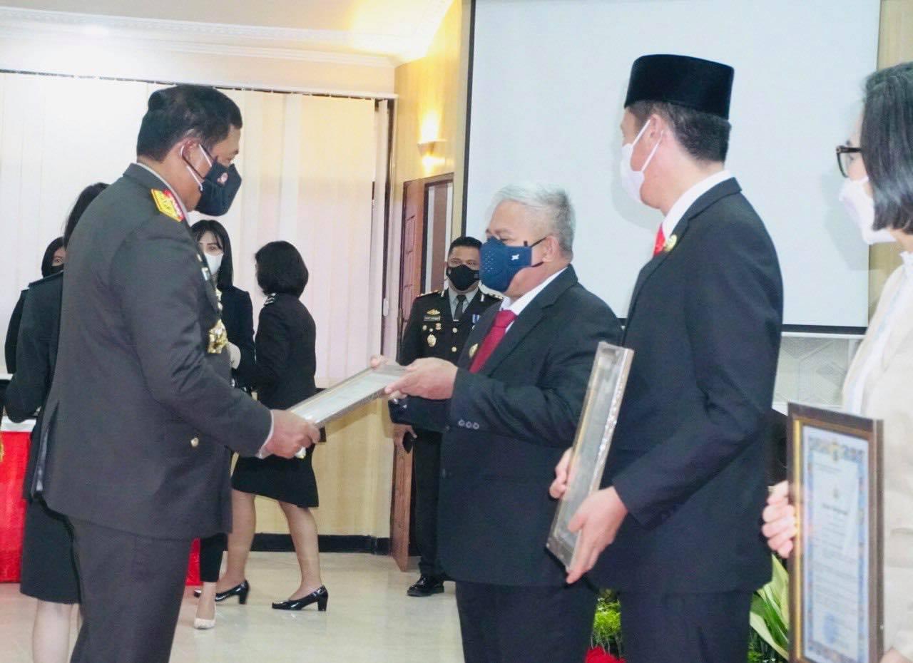 Pemda Bolmut Hibakan 3,7 Hektar Tanah Pembangunan Polres Bolmut mewakili Bupati Depri Pontoh, Amin Lasena menerima piagam penghargaan dari Kapolda Sulut.