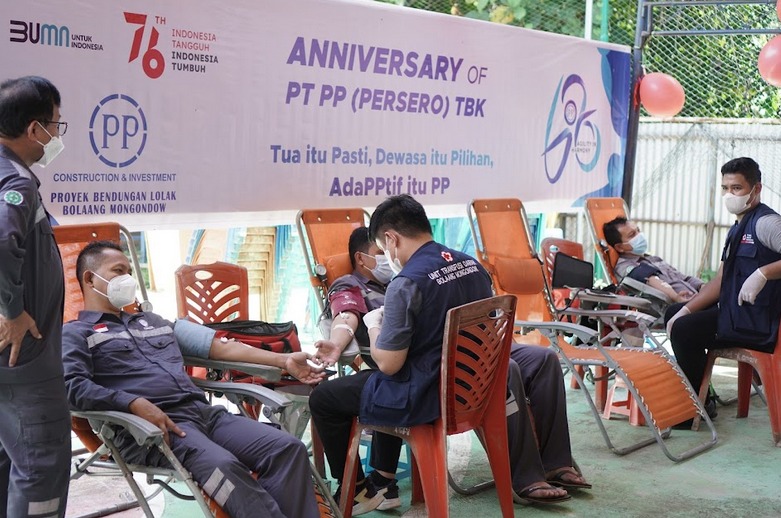 Peringati HUT ke-68, PT PP Persero Bendungan Lolak Gelar Baksos