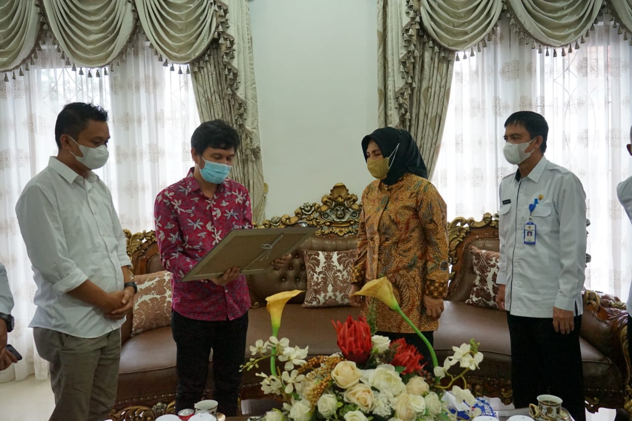 Wali Kota Kotamobagu Terima Penghargaan dari Bawaslu Sulut