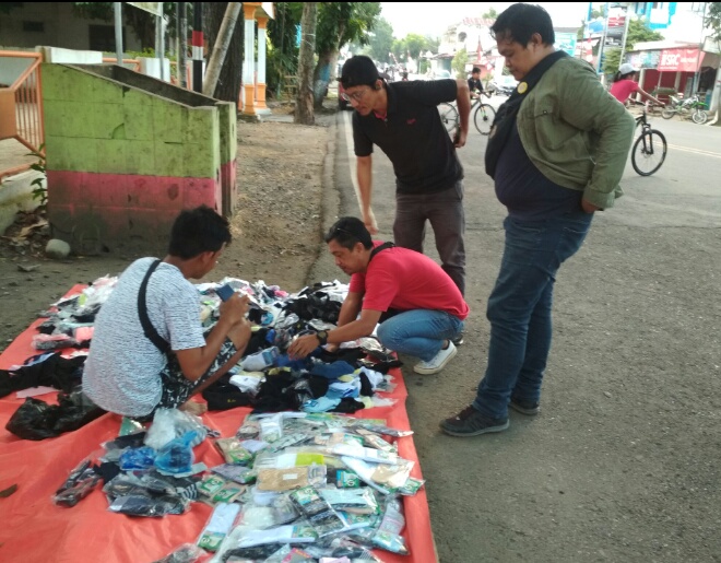 Jual Kaos Kaki, Ahmad Tagoli Sukses Raup Keuntungan Hingga Jutaan Rupiah Setiap Hari