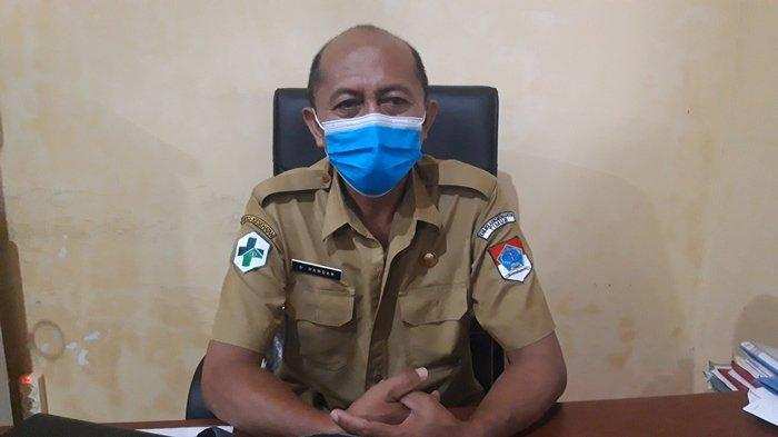 Kepala Bidang Pencegahan dan Pengendalian Penyakit (P2P) Dinas Kesehatan Boltim, Hamdan Korompot vaksinasi