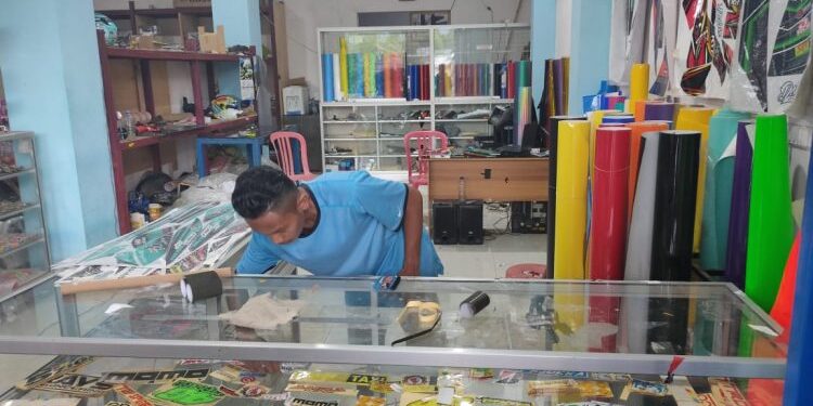 Berbisnis Cutting Sticker, Ramli Raup Omzet Ratusan Ribu Rupiah dalam Sehari