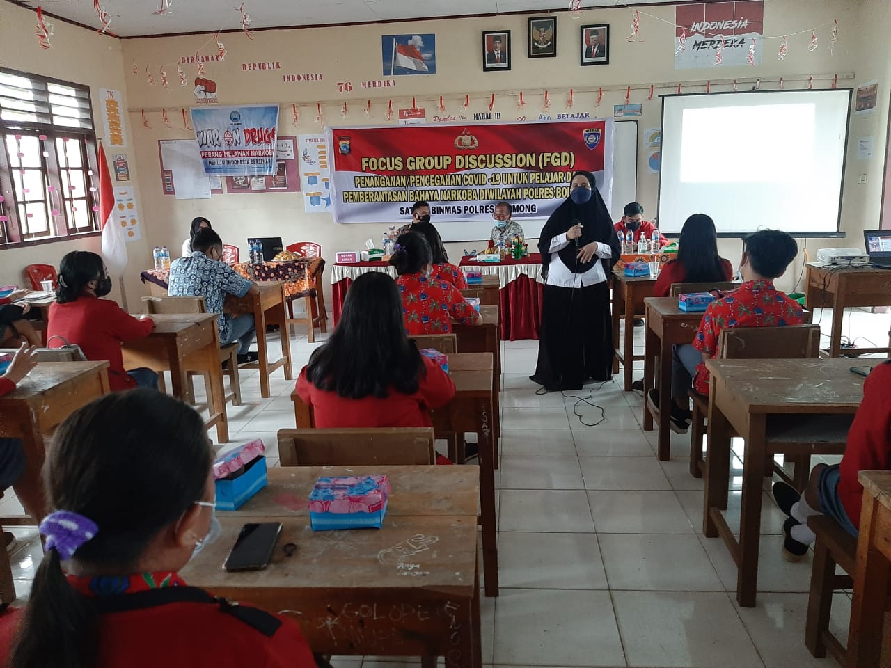 Prokes Ketat, Satbinmas Polres Bolmong Gelar FGD Cegah COVID-19 dan Berantas Narkoba di SMAN 1 Dumoga