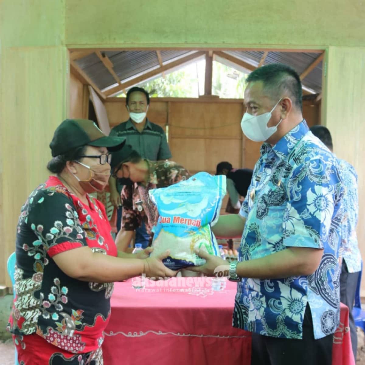 Wakili Bupati Sachrul, Wabup Oskar Salurkan Bantuan Korban Banjir di Desa Molobog Timur